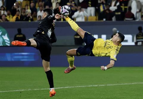 Ronaldo gây sốt với siêu phẩm ngả bàn đèn